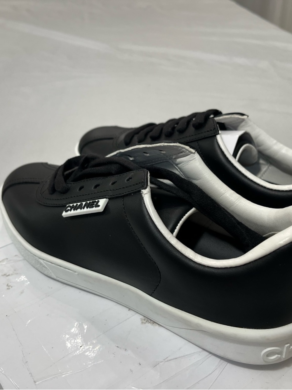 CHANEL Black and White women's Leather Sneakers - Picture 5 of 10